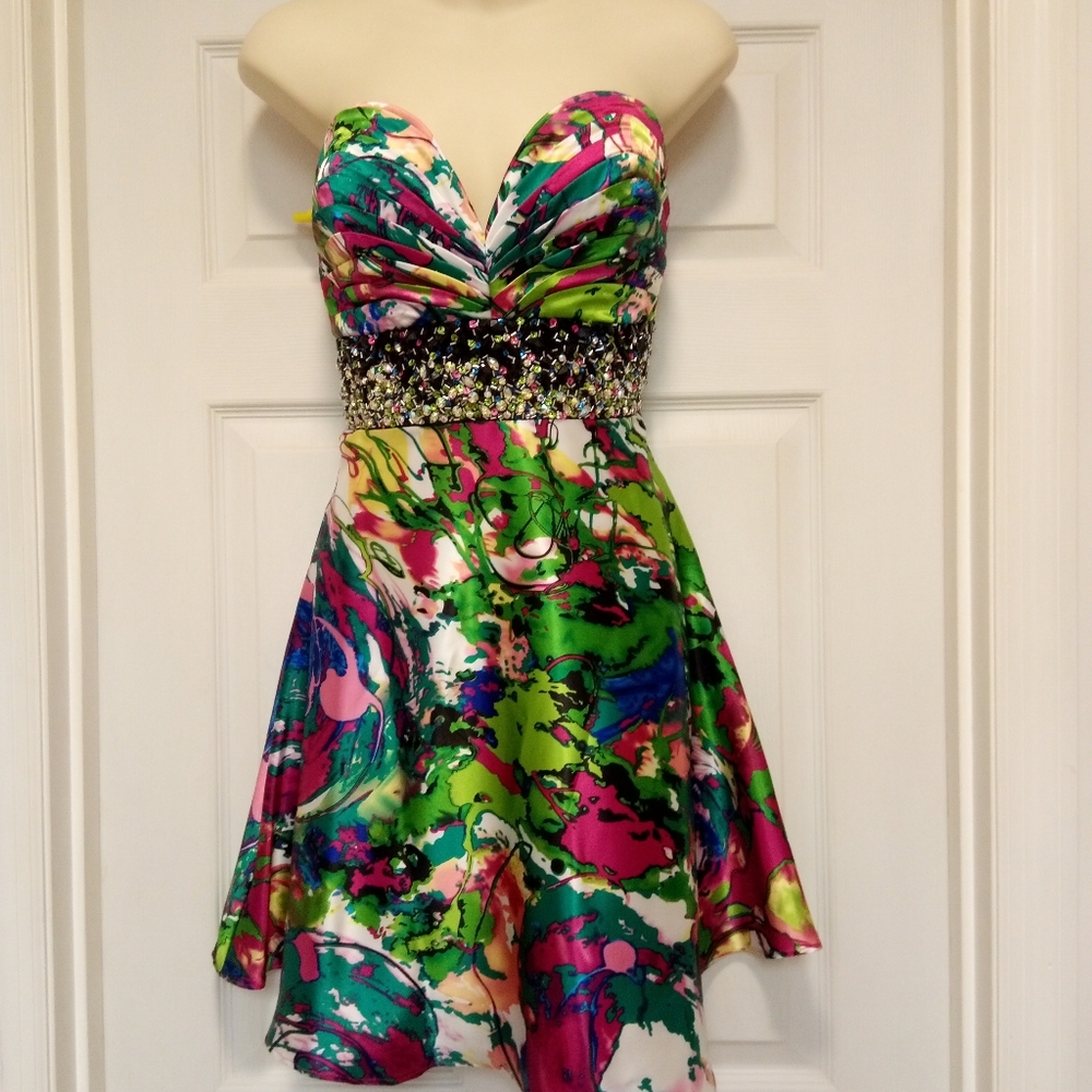 🆕Beautiful🌹Evenings by Allure 👗size 4 prom attire strapless dress👗